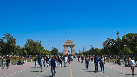 Delhi’s Cold Weather: Temperatures Dip and Air Quality Remains Moderate