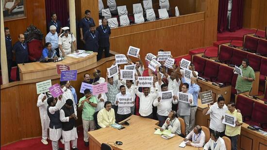 Congress and BJD MLAs stage a protest in the House 1742906188940