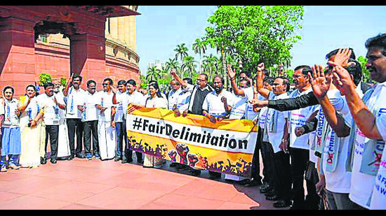 DMK MPs stage a protest on the issue of delimitati 1742497678584