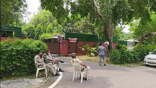 Police personnel guard a politician s bungalow in 1741154505684