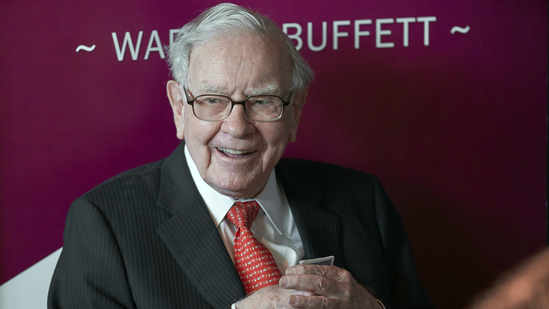 Warren Buffett to Step Down as CEO of Berkshire Hathaway by 2025